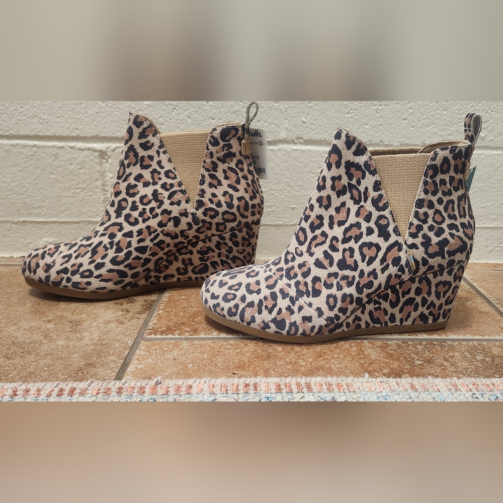 Toms Brown and Black Ankle Boots Sleek Silhouette - Picture 4 of 5